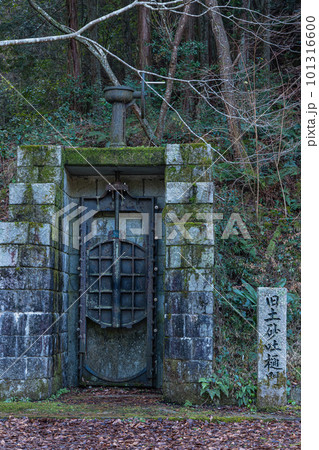 日本　香川県観音寺市の豊稔池ダム脇にある旧土砂吐樋門 101316600