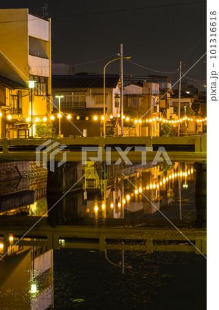 日本　香川県仲多度郡の琴平町を流れる金倉川沿いの夜景とさかえばし 101316618