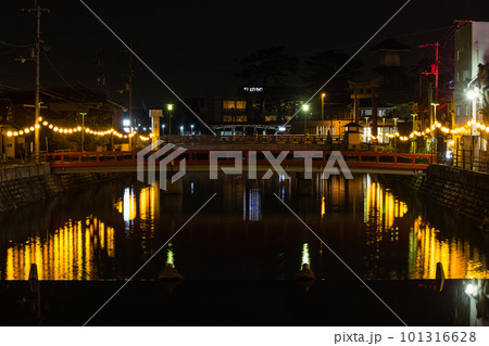 日本　香川県仲多度郡の琴平町を流れる金倉川沿いの夜景 101316628