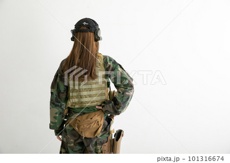 迷彩服を着た女性 camouflage 迷彩服を着た女性 camouflage 101316674