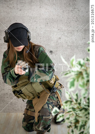 銃を構えた女性　camouflage 101316675