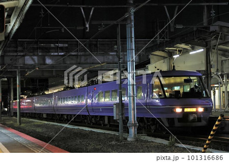 【JR西日本】夜の381系「やくも」〜スーパーやくも〜（山陰本線：米子駅） 101316686