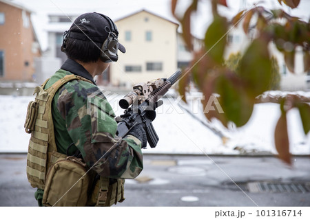 銃を構える男性　camouflage 101316714