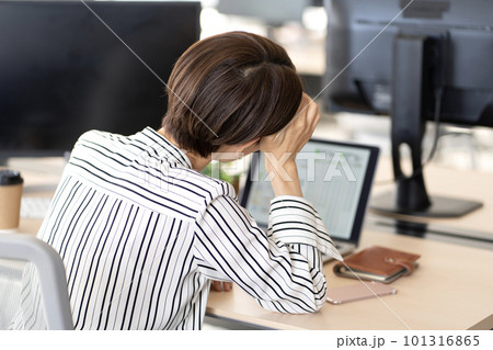 オフィスで悩む女性 後ろ姿 オフィスで悩む女性 後ろ姿 101316865