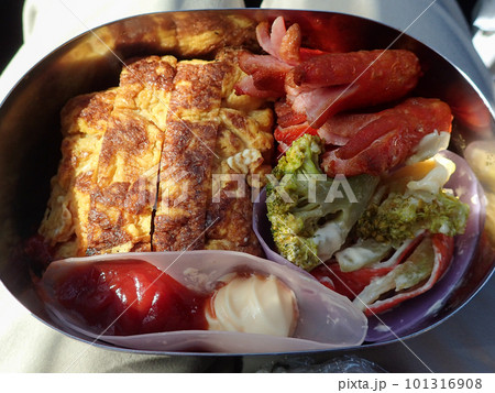 たこウインナーと甘い玉子焼きのお弁当 101316908