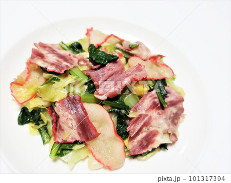 鯨肉ベーコンと野菜(小松菜 キャベツ)の炒め物 鯨肉ベーコンと野菜(小松菜 キャベツ)の炒め物 101317394