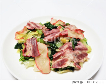 鯨肉ベーコンと野菜(小松菜 キャベツ)の炒め物 鯨肉ベーコンと野菜(小松菜 キャベツ)の炒め物 101317396
