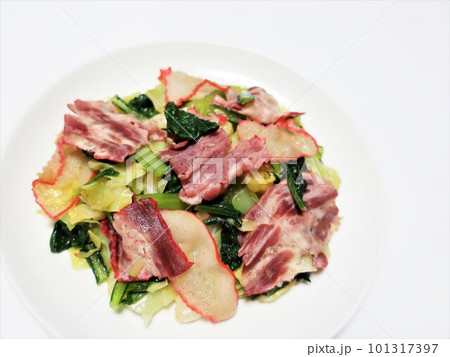 鯨肉ベーコンと野菜(小松菜 キャベツ)の炒め物 鯨肉ベーコンと野菜(小松菜 キャベツ)の炒め物 101317397