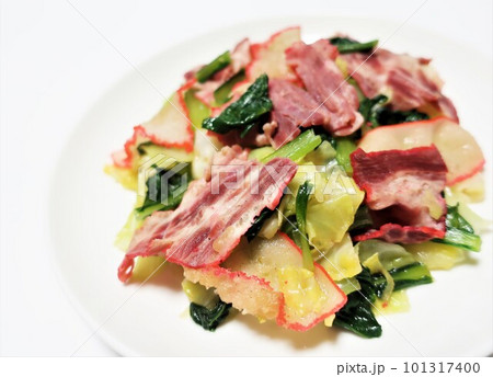 鯨肉ベーコンと野菜（小松菜　キャベツ）の炒め物 101317400