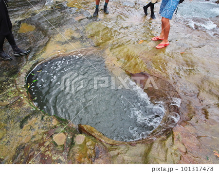 西表島　マヤグスクの滝へカヌーとトレッキングで行くツアーの途中のマリユドゥの滝のポットホール 101317478