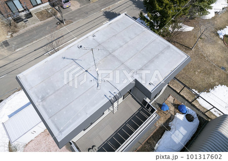 張替える前の屋根の様子を空撮（住宅リフォームのビフォーアフター） 101317602