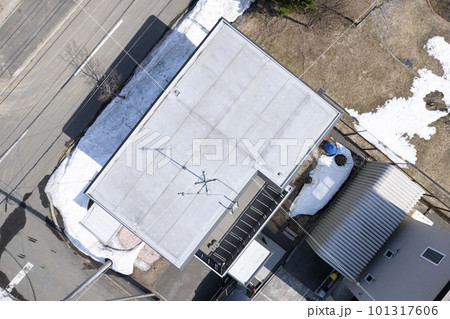 張替える前の屋根の様子を空撮（住宅リフォームのビフォーアフター） 101317606