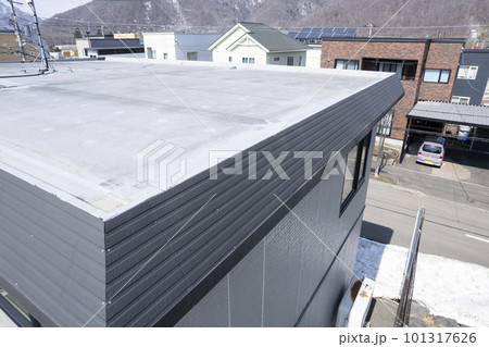 雪庇雪害でへこんだ庇の様子を空撮（住宅リフォームのビフォーアフター） 101317626