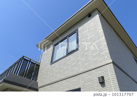 外壁塗装する前の住宅の壁（住宅リフォームのビフォーアフター） 101317707