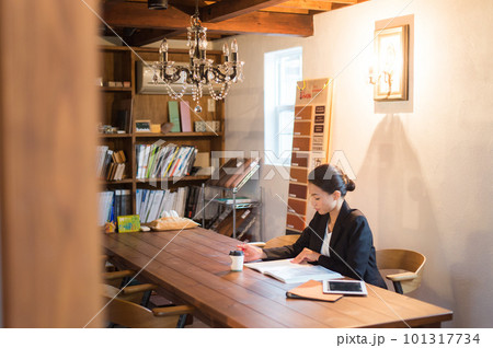 事務所で働く女性のポートレート 事務所で働く女性のポートレート 101317734