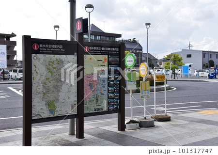 栃木市　栃木駅南ロータリーと栃木駅周辺・蔵の街観光案内板 101317747