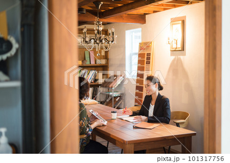 事務所で働く女性のポートレート 事務所で働く女性のポートレート 101317756