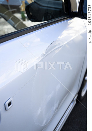 ドアをぶつけた車 101317758
