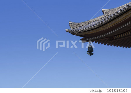 東寺　青空に映える講堂の風鐸（京都府京都市南区） 101318105