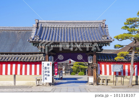 東寺 西院 毘沙門堂や御影堂への門(京都府京都市南区) 東寺 西院 毘沙門堂や御影堂への門(京都府京都市南区) 101318107