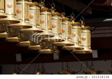 東寺　西院　大日堂　ずらっと並ぶ釣金灯籠 101318138