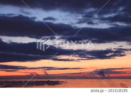 夕方の湾岸風景 101318195