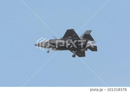 イギリス空軍F-35BライトニングⅡ着陸体勢 イギリス空軍F-35BライトニングⅡ着陸体勢 101318376