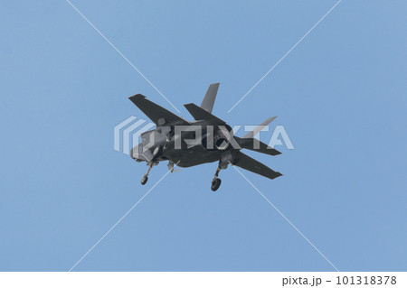 イギリス空軍F-35BライトニングⅡ着陸体勢 イギリス空軍F-35BライトニングⅡ着陸体勢 101318378