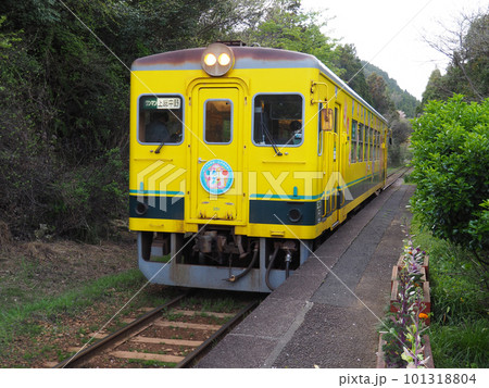 いすみ鉄道の久我原駅に到着した電車 101318804