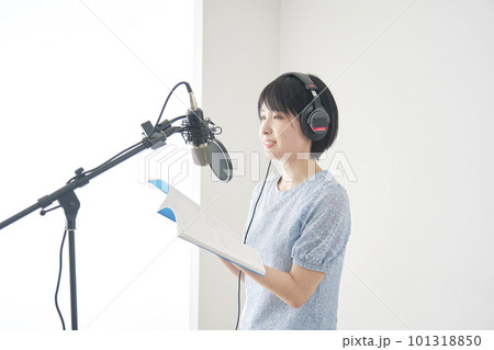 スタジオでナレーションを録音する女性ナレーター スタジオでナレーションを録音する女性ナレーター 101318850