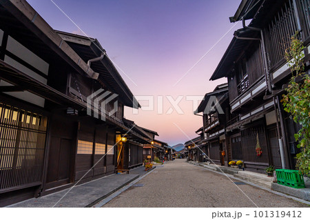 長野県塩尻市　秋の夕暮れの奈良井宿のまちなみ 101319412