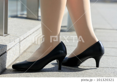 立っている女性の足元 屋外 ビジネス イメージ 立っている女性の足元 屋外 ビジネス イメージ 101320321