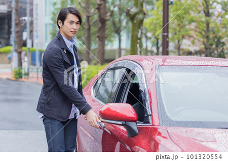 雨の日に車の運転をする男性 101320554