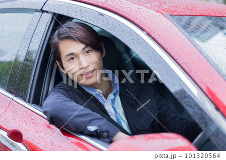 雨の日に車の運転をする男性 雨の日に車の運転をする男性 101320564