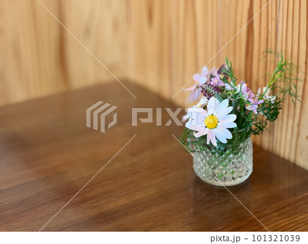 テーブルの上の花 テーブルの上の花 101321039