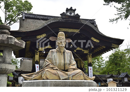 豊国神社　豊臣秀吉像（清水焼）と唐門 101321129
