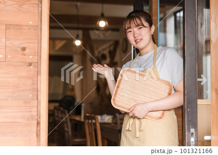 挨拶をするカフェ・レストラン・喫茶店で働く若い店員・スタッフのアジア人女性 挨拶をするカフェ・レストラン・喫茶店で働く若い店員・スタッフのアジア人女性 101321166