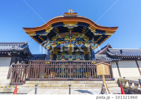 青空に映える美しい色彩の本願寺唐門（修復済） 101321960
