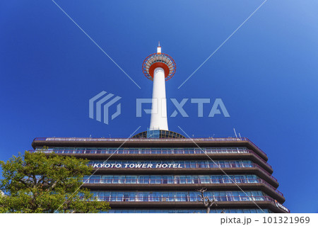 青空に映える京都タワー 101321969
