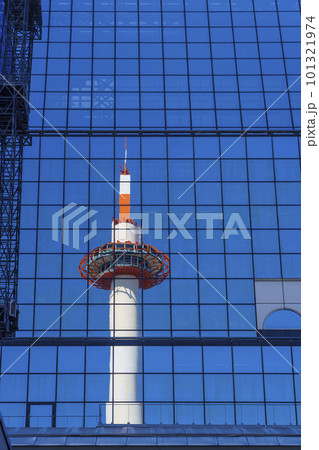京都タワーが映る京都駅ビル 101321974