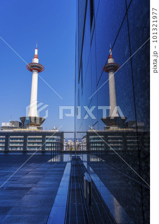 双子の京都タワー　（京都駅ビル烏丸小路広場から） 101321977