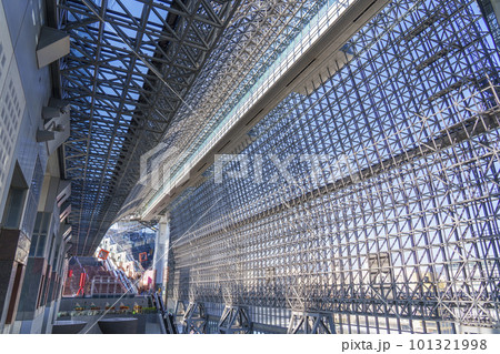 京都駅構内　烏丸小路広場から望む　 101321998