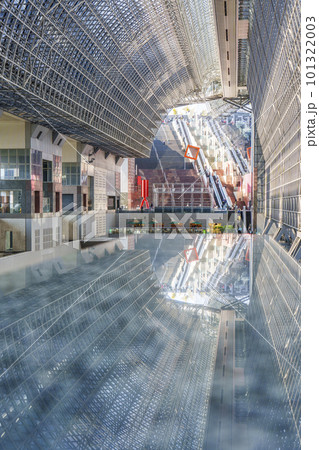 京都駅構内　リフレクション　烏丸小路広場から望む 101322003