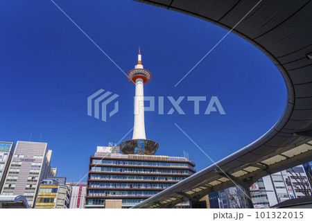 バス停から見た京都タワーと京都駅周辺の街並み 101322015