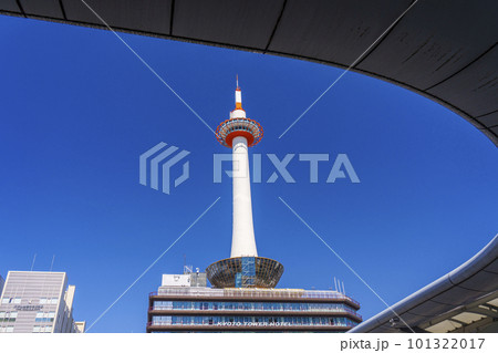 バス停から見た京都タワーと京都駅周辺の街並み 101322017