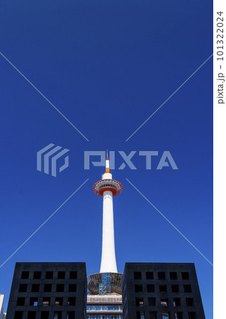 ビルの谷間から見た青空に映える京都タワー 101322024