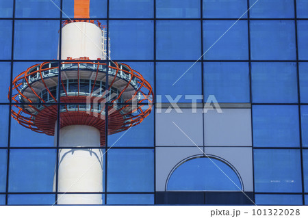 駅ビルの窓に映る京都タワー 展望台付近のクローズアップ 駅ビルの窓に映る京都タワー 展望台付近のクローズアップ 101322028