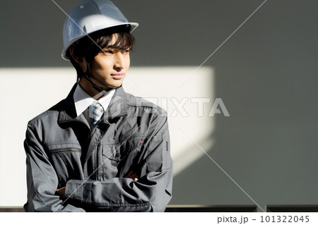 ヘルメットをかぶった作業員写真 101322045