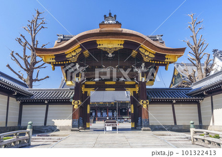青空に映える京都市東本願寺の阿弥陀堂門(修復完了) 青空に映える京都市東本願寺の阿弥陀堂門(修復完了) 101322413