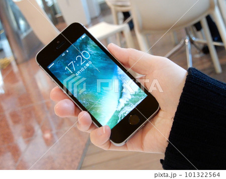 スマートフォンを持つ女性の手 101322564